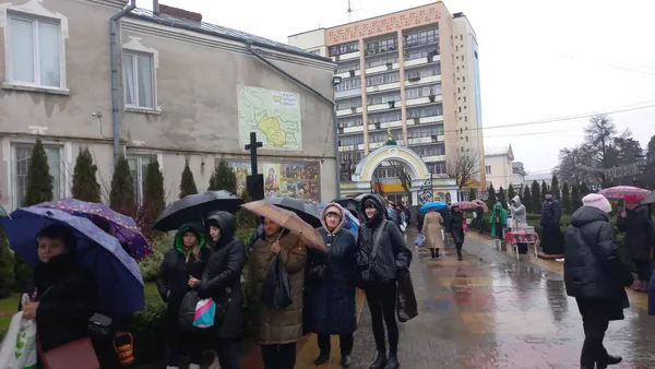 Освячення води і благодійний ярмарок: у Луцьку почали святкувати Водохреще (фото)