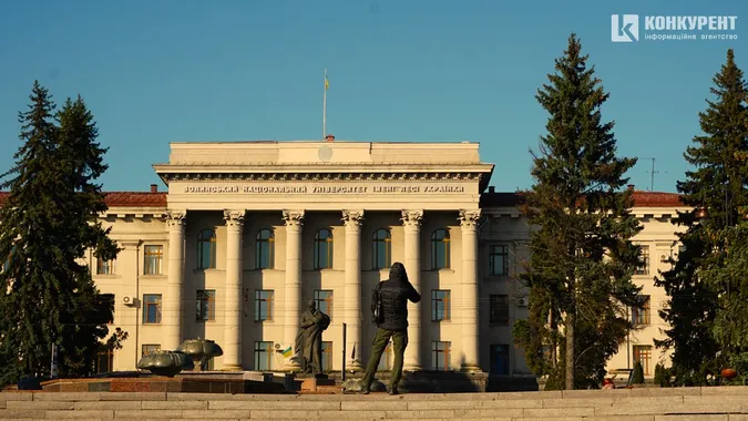 Центральний парк Луцька замилував морозно-сонячними кадрами (фото)