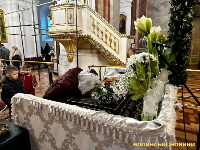 Кілометрові черги в центрі: як у Луцьку освячували великодні страви (фото)