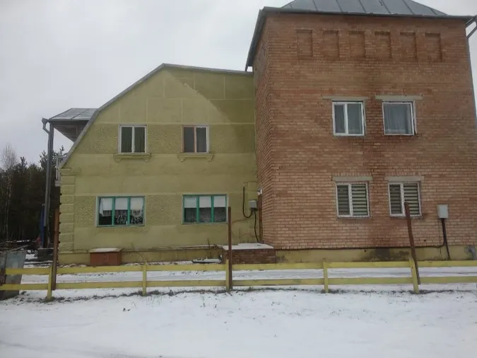 На Волині з молотка продадуть профілакторій біля озера за пів мільйона (фото)