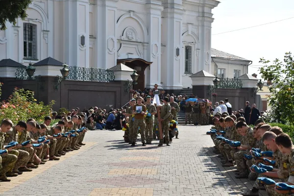 Луцьк попрощався із загиблим Героєм Романом Гіренком з бригади «Лють» (фото)