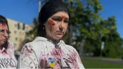 Сестра загиблого воїна з Волині зустріла посла рф у закривавленій сукні