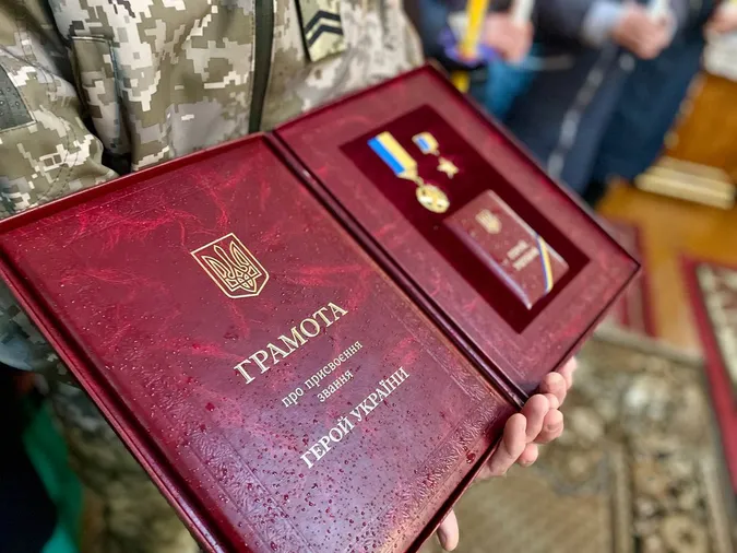 Тіло шукали два роки: Нововолинська громада попрощалася з воїном Костянтином Мрочком (фото)