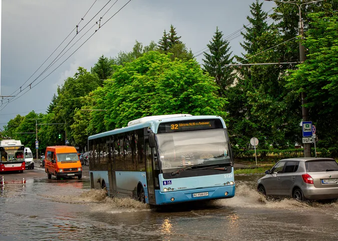 Як у Луцьку транспорт «перепливав» затоплені вулиці (фото)