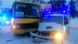 У центрі Луцька маршрутка протаранила бус (фото)