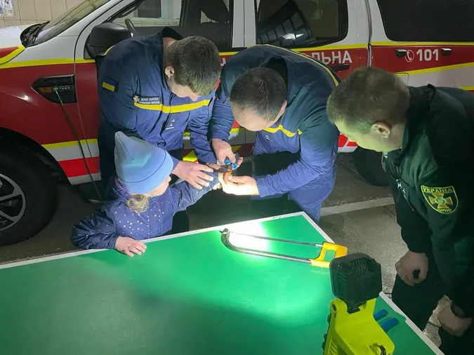 Частина іграшки застрягла на пальці: луцькі надзвичайники допомогли 4-річній дівчинці (фото)