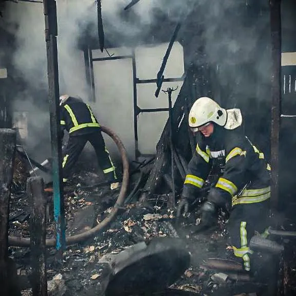 На Волині вогнеборці три години долали пожежу в господарській споруді (фото)