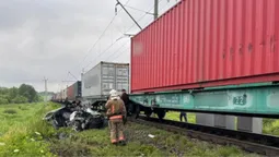 Загинув 19-річний водій: на Волині вантажний потяг розчавив легковик (фото)