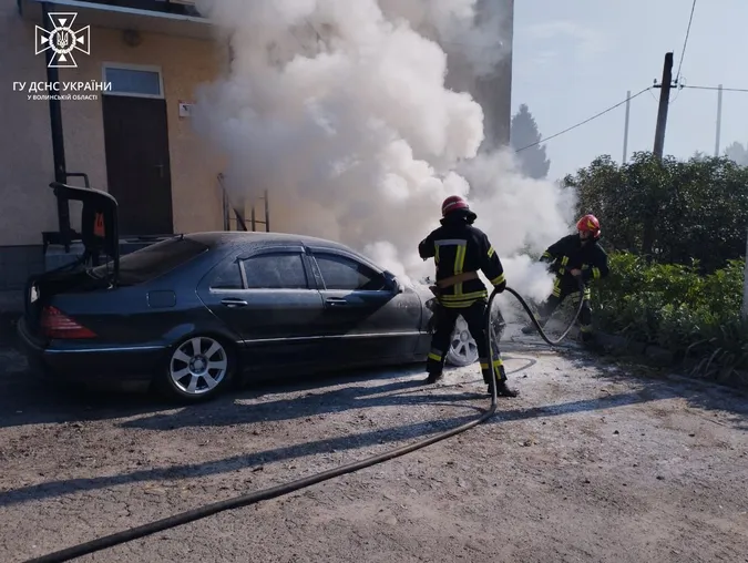 У двох різних куточках Волині одночасно спалахнули автівки (фото)