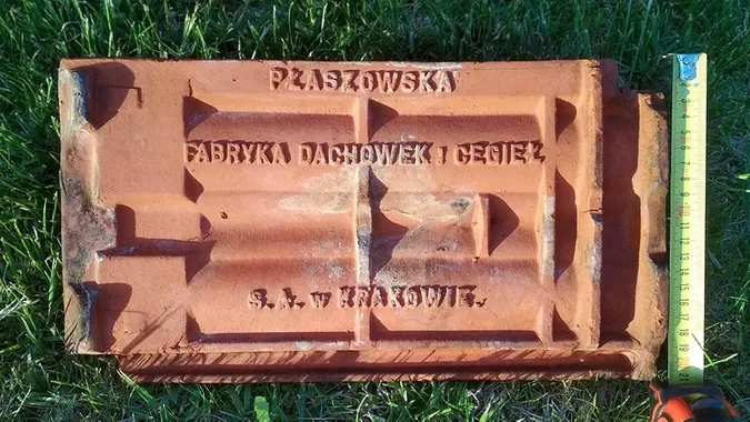 У Луцьку під час огляду горища Будинку офіцерів знайшли польську черепицю