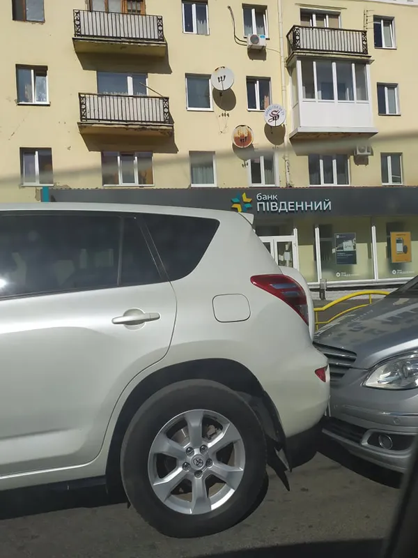 На Волі «поцілувалися» дві автівки: водійки розбираються (фото)