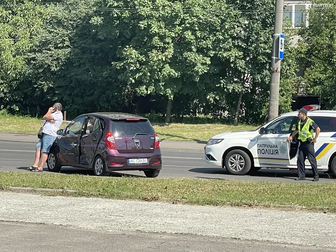 Зім'яті двері: у Луцьку – ДТП на вулиці Конякіна (фото)