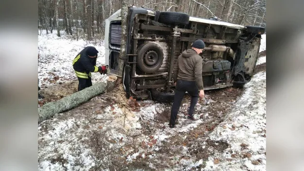 На Волині автомобіль злетів з дороги і перекинувся (відео)