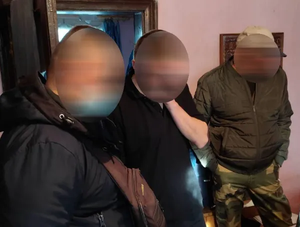 Забризкав очі і видер сумку: на ЛПЗ у Луцьку пограбували пенсіонерку (фото, відео)