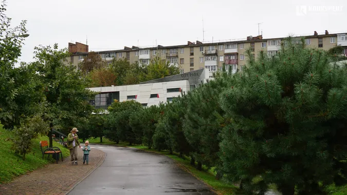 До Луцька раптово підібралась осінь: атмосферні світлини (фото)