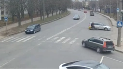 У Луцьку на Відродження легковик збив курʼєра (відео)