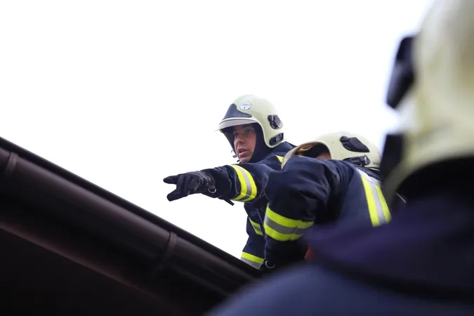 У Луцьку горів дах житлового будинку (фото, відео)