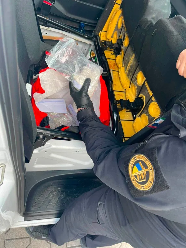 Понад 1,5 тисячі срібних ланцюжків під сидінням авто: на кордоні у волинянина знайшли майже 8 кг прикрас (фото)