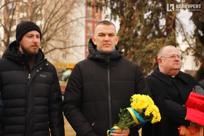 Квіти та сотні людей: у Луцьку вшанували пам'ять героїв Небесної Сотні (фото, відео)