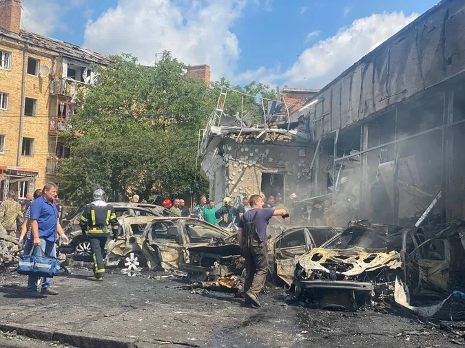 Удар по Вінниці: 12 загиблих і 25 поранених, горять 50 автомобілів (фото, відео)