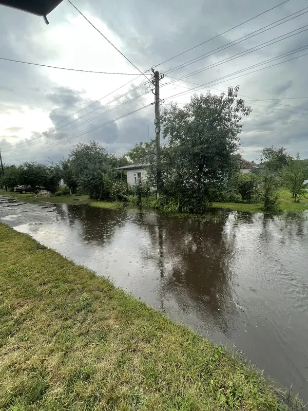 У Ківерцях після дощу вулиця пішла під воду (фото)