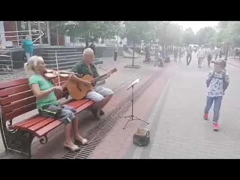 «У мене мало бути велике майбутнє, але я опинилася на вулиці»: історії вуличних музикантів Луцька (відео)