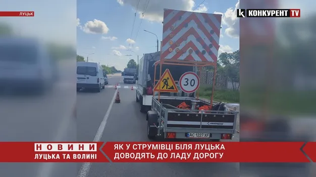 Під Луцьком на дорозі до Рівного малюють «зебри» і заливають смолою тріщини (фото, відео)