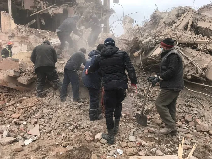 Обстріл в Охтирці: загинули десятки українських бійців, тіла російських знаходять по місту
