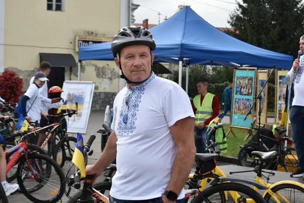 У вишиванках і з прапорами: у Луцьку відбувся традиційний велопробіг до Дня міста (фото)