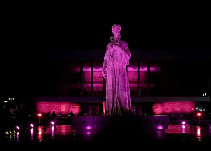 У Луцьку Театральний майдан підсвітили рожевим кольором (фото)