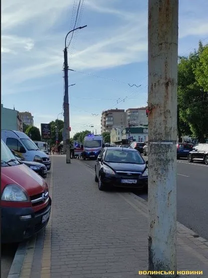 У Луцьку на Ковельській авто збило 7-річну дівчинку: який стан дитини (фото)