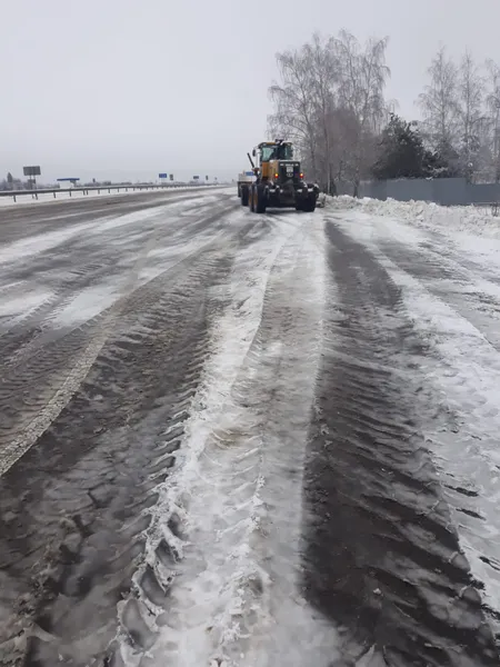 Працюють 24/7: на Волині дорожники борються з наслідками негоди (фото)