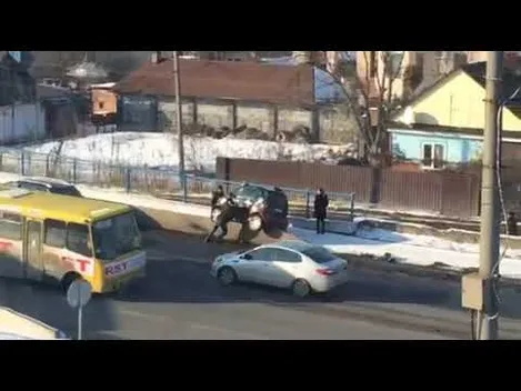 У Луцьку Smart залетів на відбійник (фото, відео)