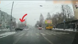 Неуважність чи бажання «проскочити»: у Луцьку показали водіїв, що їздять на «червоне» (відео)
