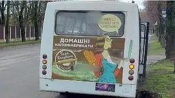 У Луцьку маршрутка врізалась у дерево і збила дорожній знак (фото)