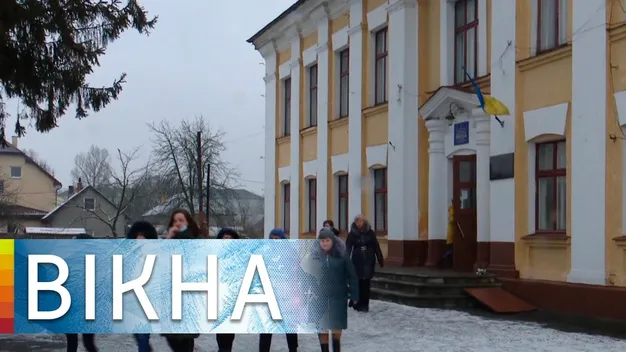 На Волині розвалюється стара школа: батьки учнів принесли похоронні вінки (відео)