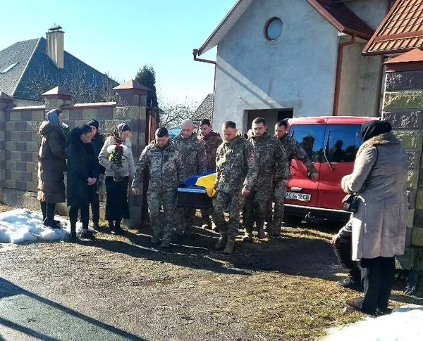 Понад рік вважався зниклим безвісти: у Ковелі попрощалися з воїном Миколою Петровським (фото)