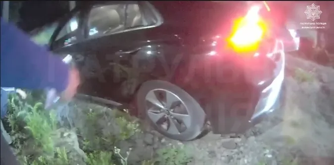 Не помітив небезпечної ділянки: у Луцьку Hyundai злетів у рів (відео)