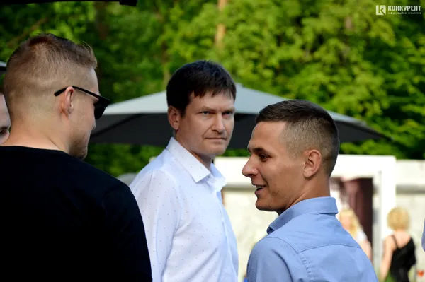 Із янголами та дітьми: якою була луцька вечірка біля басейну з Андре Таном (фото)