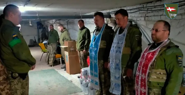 Капелани волинської бригади сповідають і причащають на фронті (фото)
