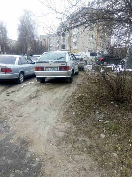 Бордюри ніби медом помазані: муніципали показали автохамів (фото)