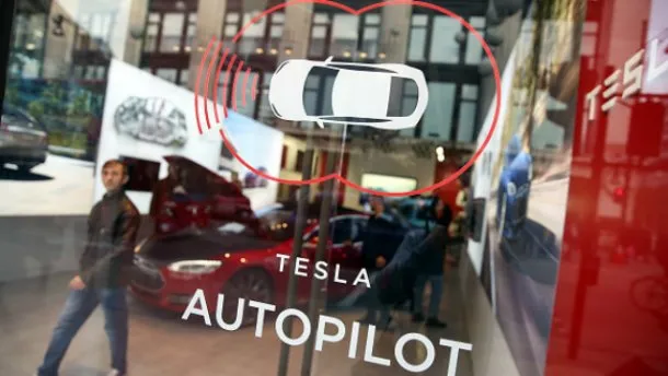 Оприлюднили проморолик першого автопілота Tesla