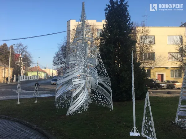 Біля Луцькради встановили чудернацьку ялинку (фото)