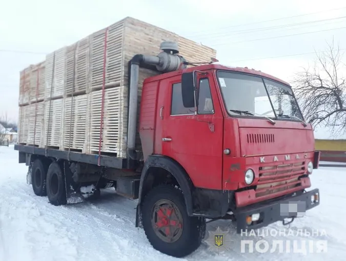 На Волині зупинили дві вантажівки з деревиною: документи – «липові» (фото)