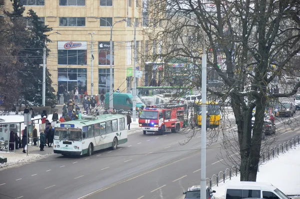 У Луцьку під час руху тролейбуса загорілося колесо: приїхали пожежні машини (фото, відео)