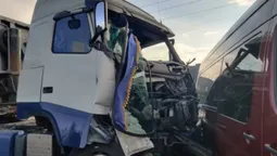 Дві вантажівки ледь не розчавили буса: під Луцьком – масштабна автотроща (відео)