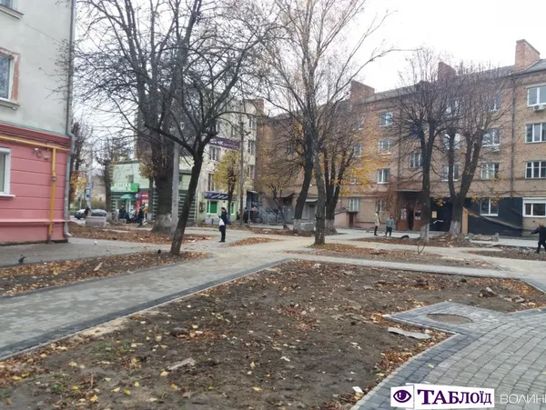Мінімум бруківки, нові лавки та цікаві ліхтарі: реконструкція старого квіткового ринку (фото)
