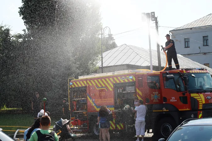 Як луцькі пожежники рятували людей від спеки (фото)