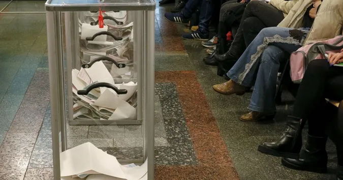 У Луцьку окружна комісія уточнювала протоколи з порушенням