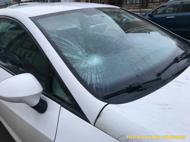 У Луцьку аварія на переході: збили молоду дівчину (фото, відео)